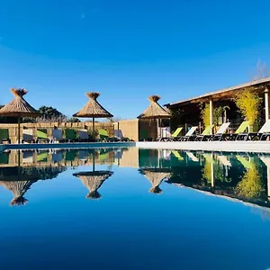 https://lodges-en-provence-ecogites-restaurant-insolites.hotels-rhonealpes.com